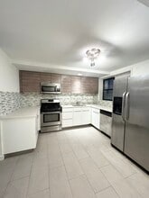 Building Photo - 1160 N La Salle Dr