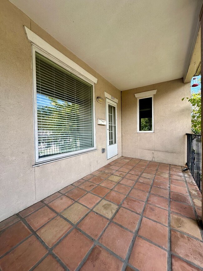Foto del edificio - 3 BED | 2 BATH | GATED BACKYARD | THOMAS S...