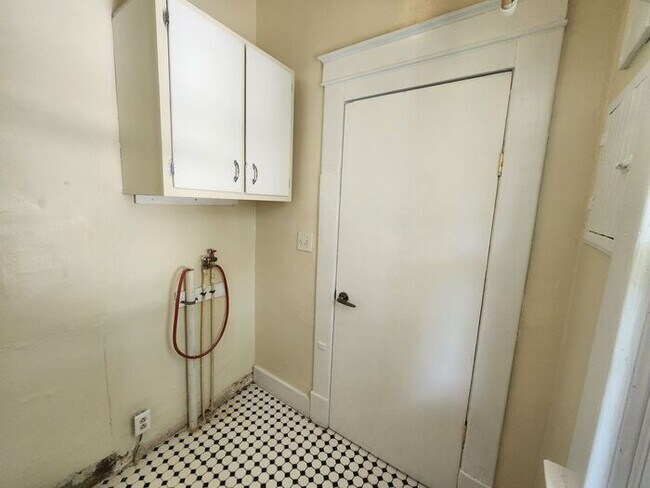 Foto del edificio - 5 Bedrooms 1.5 Bath on the Northeast side ...