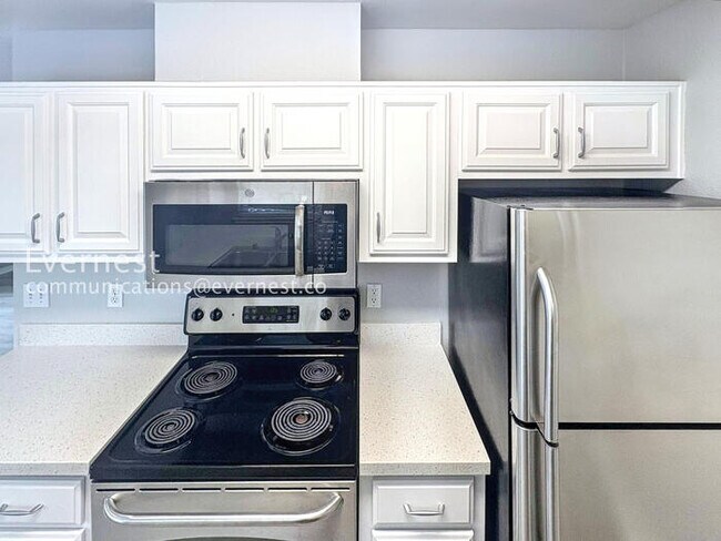 Building Photo - 1 Bed, 1 Bath Condo with Modern Amenities / Coming Soon!