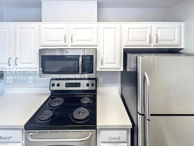 Building Photo - 12 Lakeshore Ct