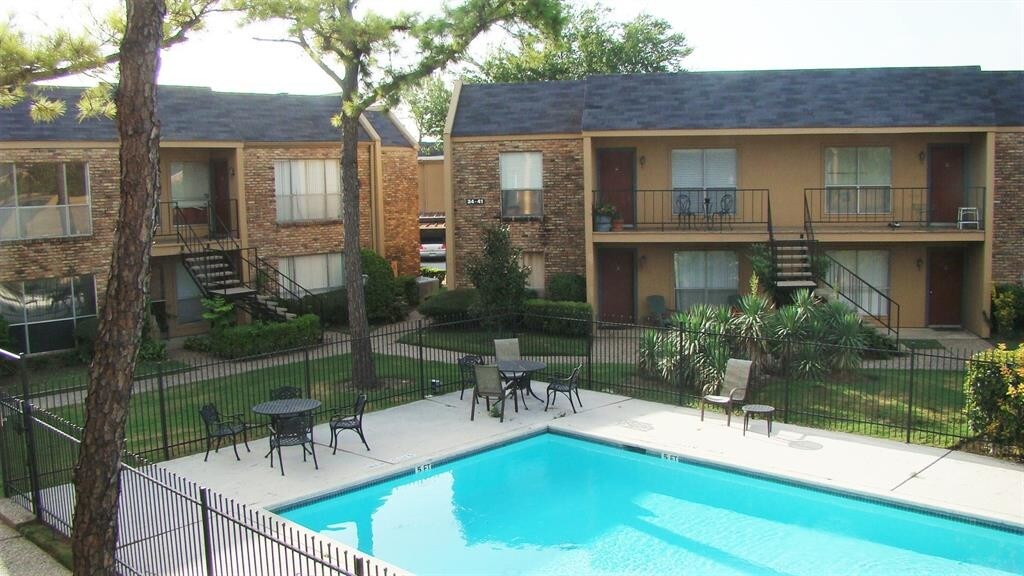 Primary Photo - 3303 E Greenridge Dr