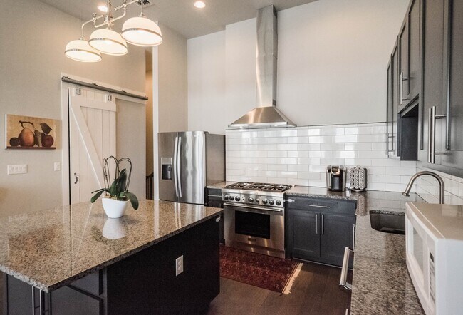 Foto del edificio - 2/2/1 Condo in Town Creek / Walk to Dos Rios / Fridge, Washer & Dryer Included / Balcony / NBISD