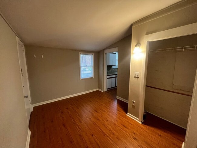 Building Photo - Pretty Condo In Highly Desirable Neighborhood