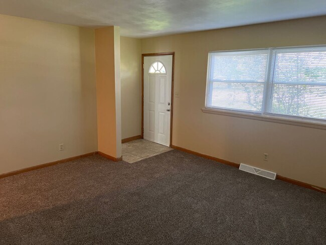 Building Photo - 3 Bedroom home in Southeast Springfield fo...