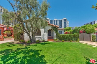 Building Photo - 10733 Wellworth Ave