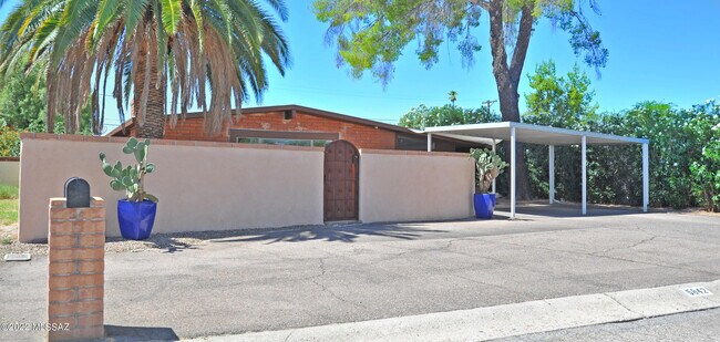 Foto del edificio - 5842 E 4th St