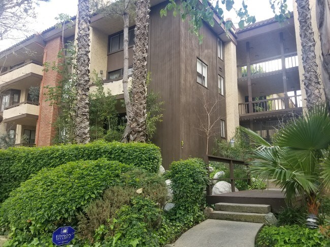 Building Photo - 13214 Moorpark St