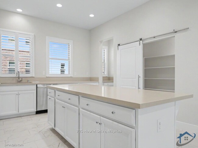 Building Photo - 225 Houret Dr