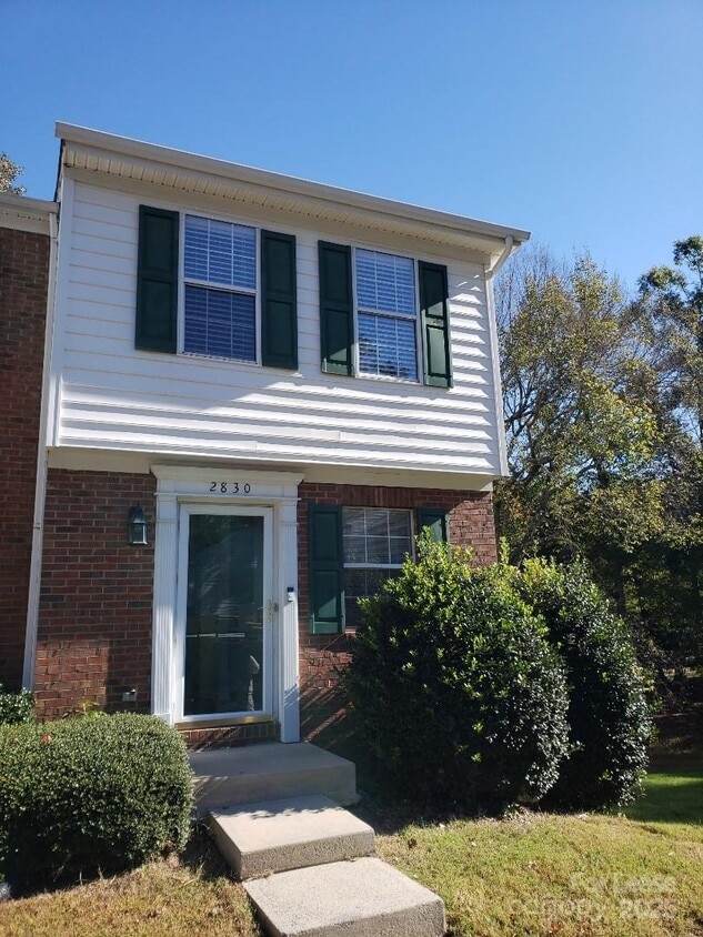 Foto principal - 2830 Hosta Dr