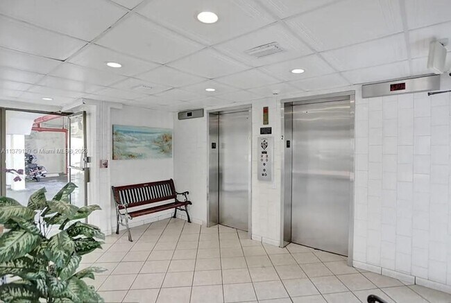 Foto del edificio - 7850 Byron Ave