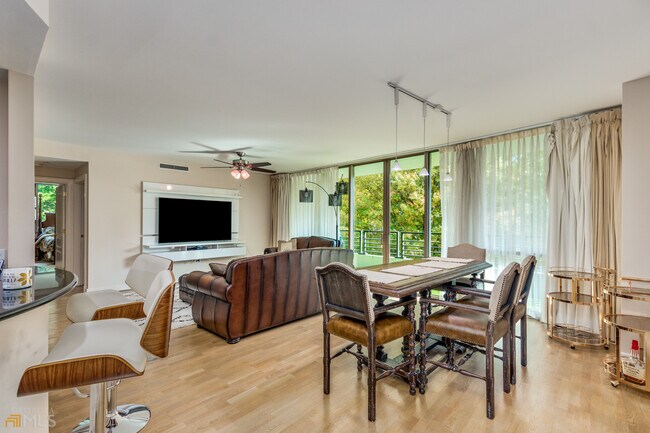 Foto del edificio - 700 Park Regency Pl NE