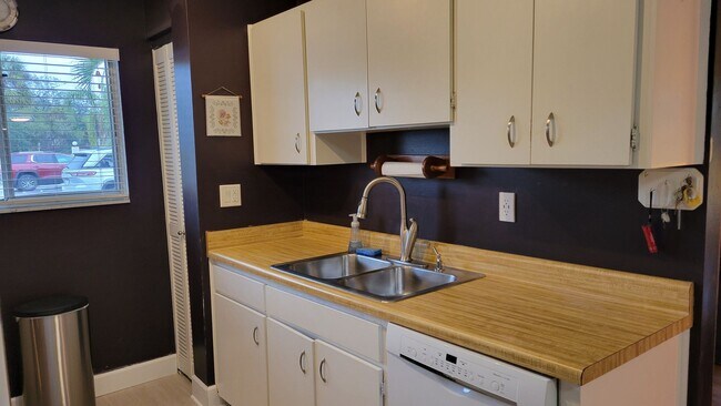 Foto del edificio - Annual or short term turnkey furnished ground floor condo near Siesta Key