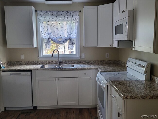 Building Photo - 206 Spring Dr