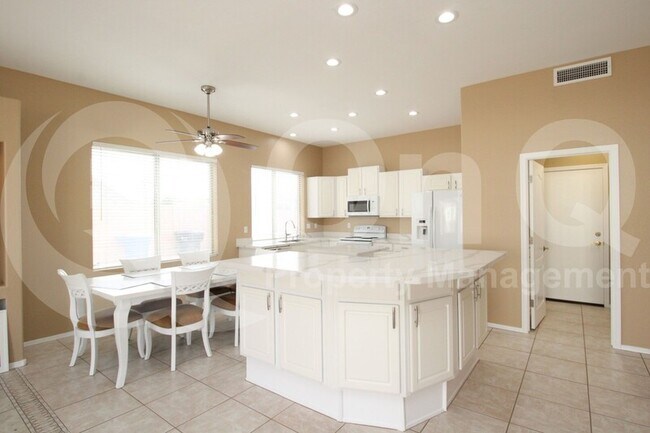 Building Photo - 948 W Redwood Dr