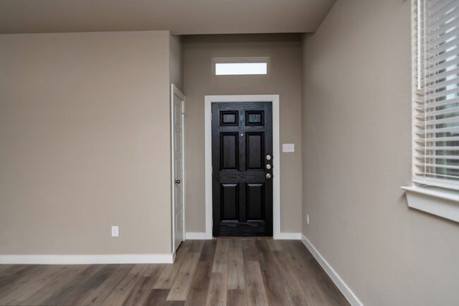 Building Photo - GORGEOUS 3 BEDROOM DUPLEX LOCATED IN MIDLO...