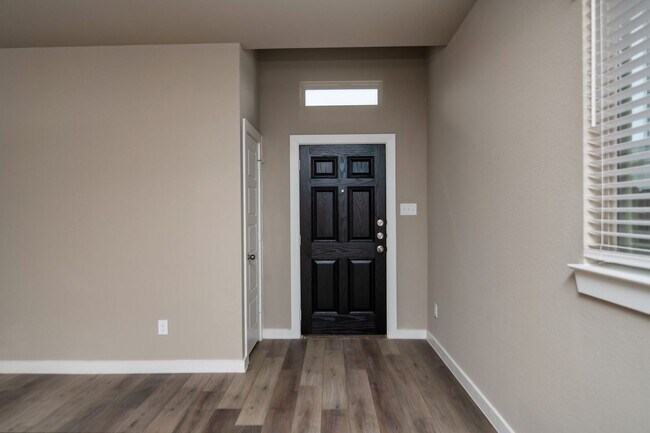 Foto del edificio - GORGEOUS 3 BEDROOM DUPLEX LOCATED IN MIDLO...