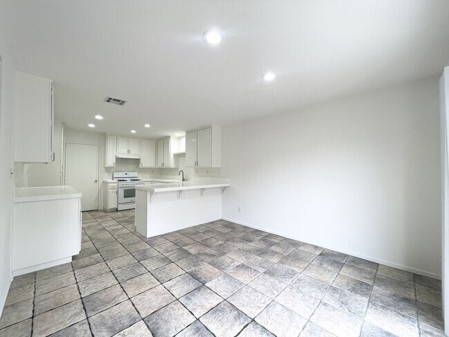 Foto del edificio - Spacious Home in Ivey Pointe!
