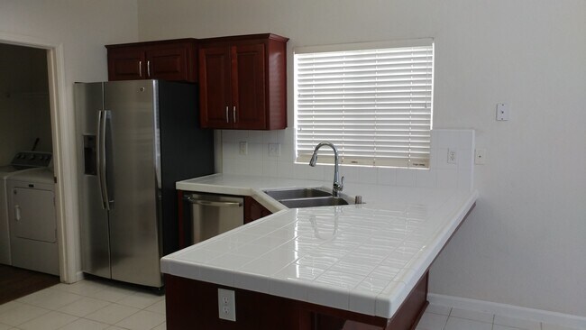 Foto del edificio - New interior & exterior paint, new applian...