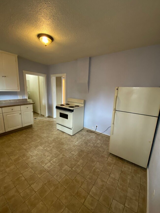 Building Photo - COZY 3RD STREET HOME (APP#97)