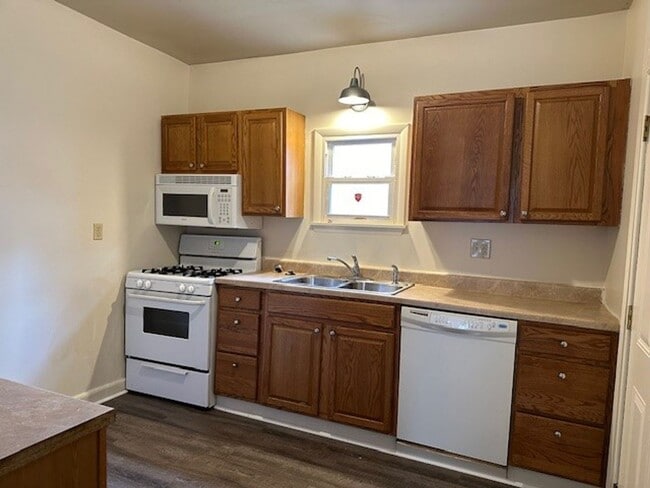 Building Photo - 3 Bedroom 1 Bathroom Harrisburg School Dis...