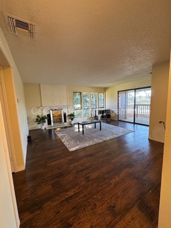 Building Photo - 2420 Shadow Ln