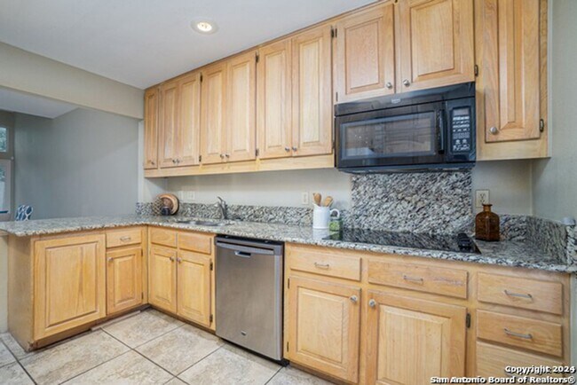 Building Photo - Alamo Heights Townhome w/3 BR & 3 baths!