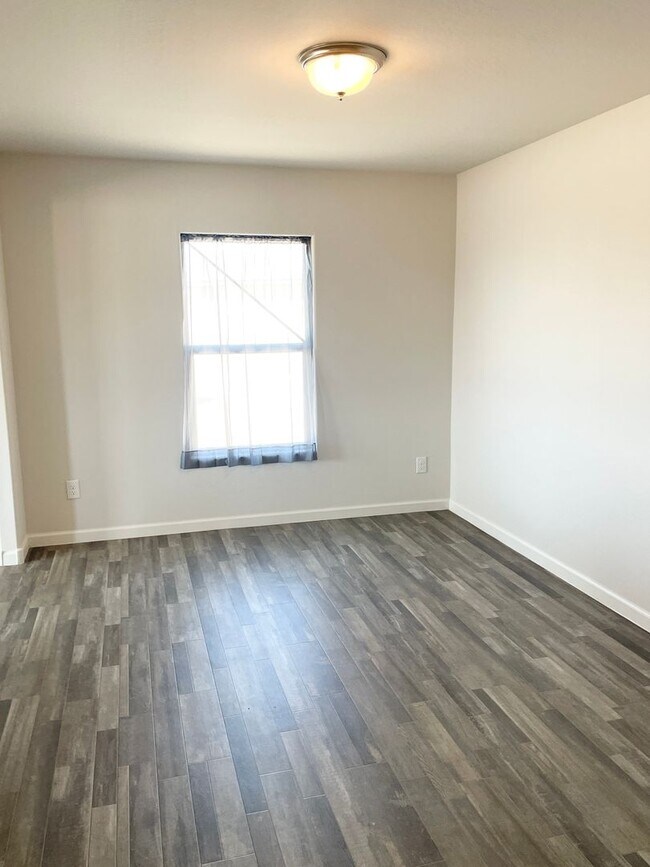 Building Photo - Beautiful 4 Bedroom Single Level Newer Bui...