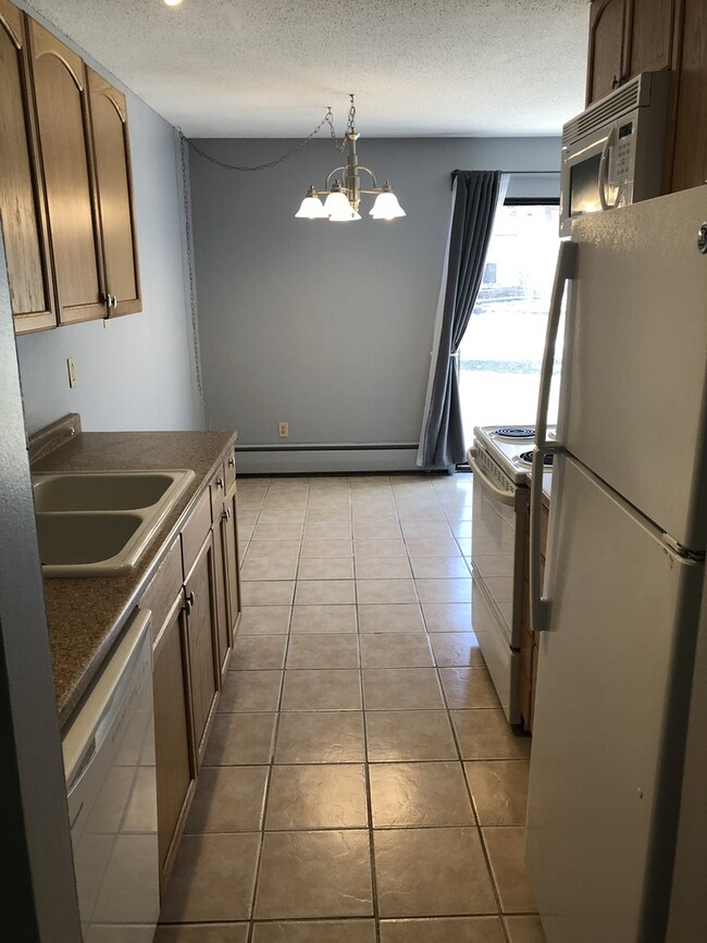 Kitchen has a dishwasher and garbage disposal - 1008 Westbrooke Way