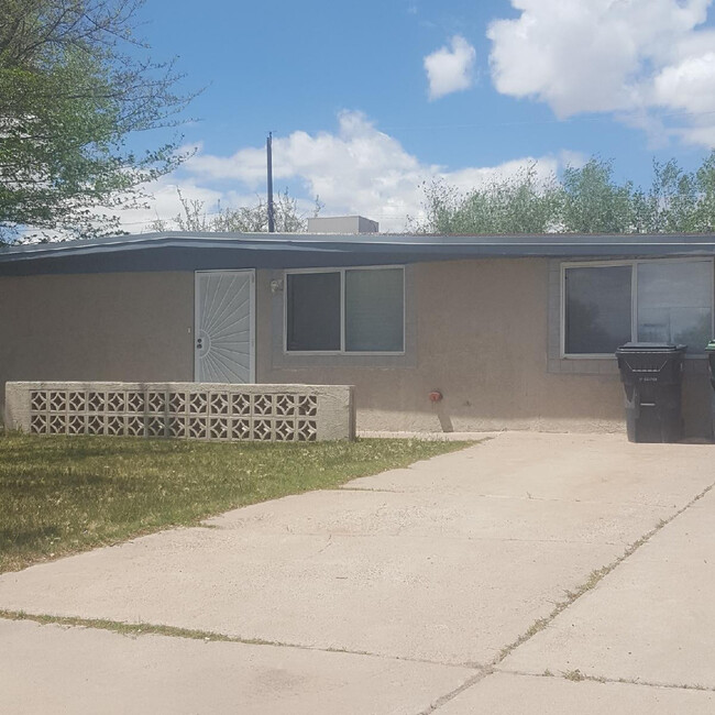 Building Photo - 3BR, 1BA, carport