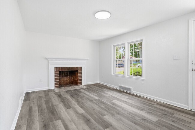 Foto del edificio - 165 Meadowbrook Dr