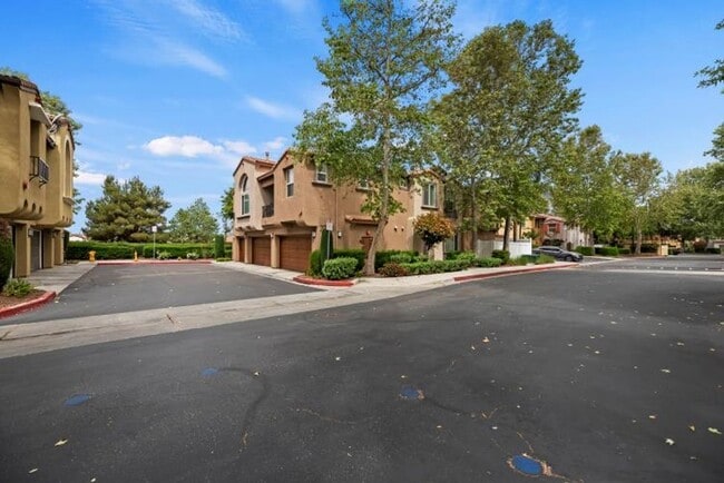 Building Photo - Beautiful 3 bedroom townhouse available fo...