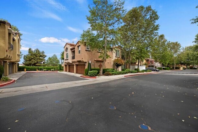 Foto del edificio - Beautiful 3 bedroom townhouse available fo...
