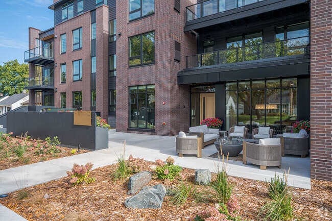 Building Photo - 51 France