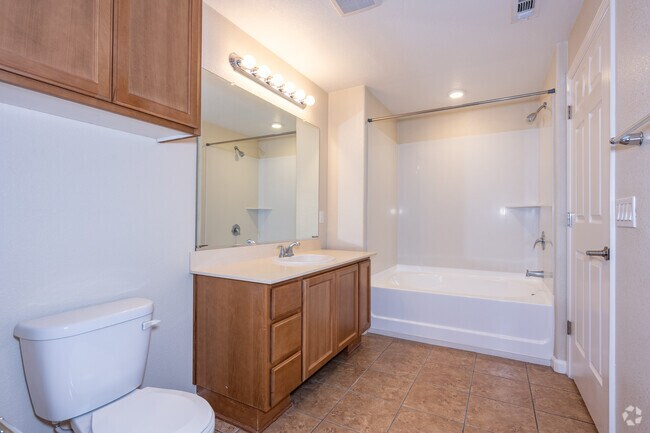 Oakville 1BR, 1BA - 860SF - Bathroom - Villas at North Village