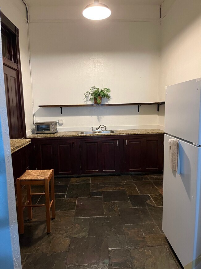 Kitchen - 475 Pearl St