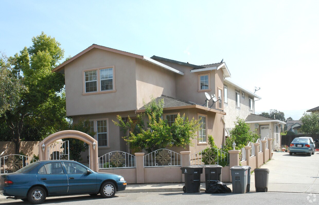 Foto principal - 16680 A,B San Tomas Ln