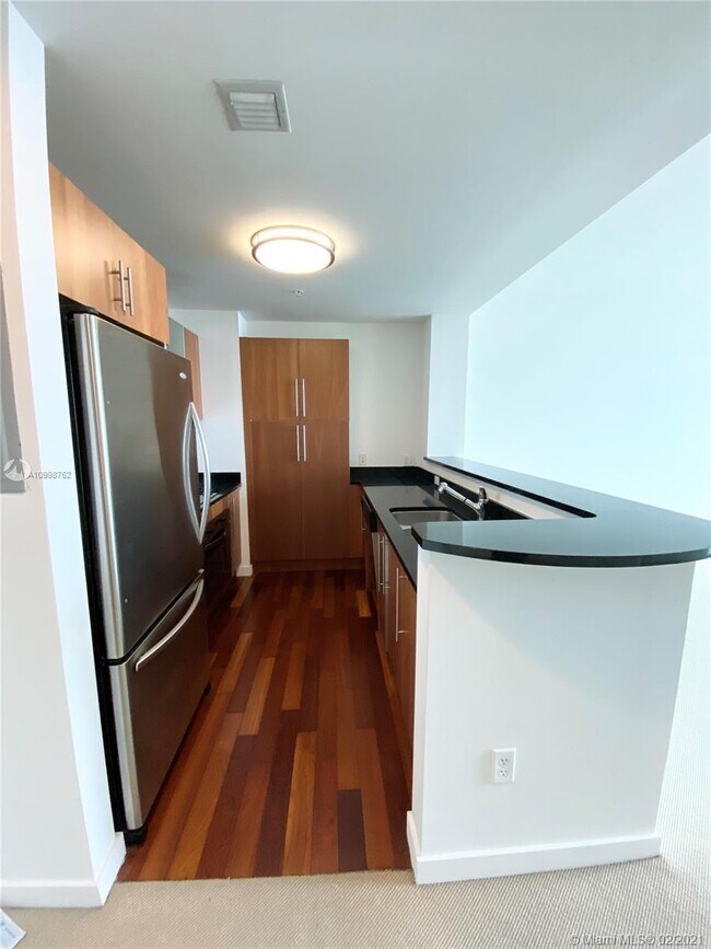 Building Photo - 300 S Biscayne Blvd