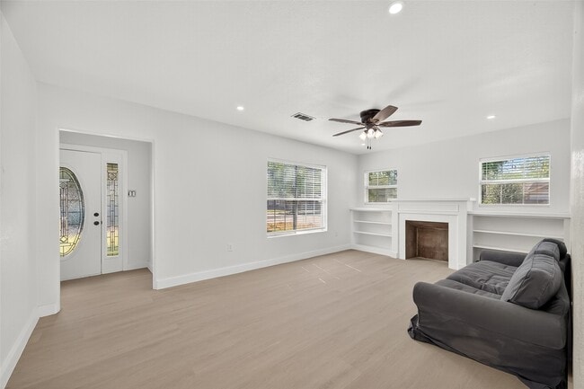 Building Photo - 501 Live Oak St