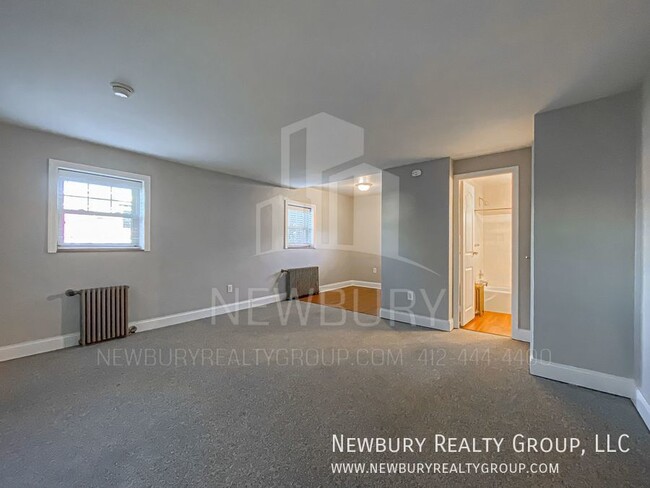 Foto del edificio - Efficiency meets comfort in Newbury Realty...