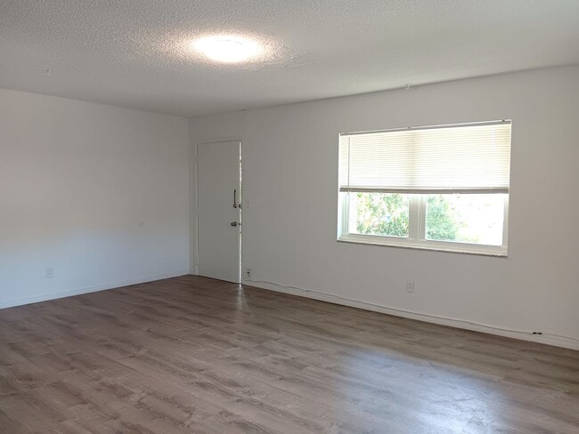 Foto del edificio - Renovated two-bedroom near 4th St N corridor