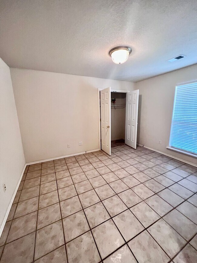 Foto del edificio - 4 bedroom with Storm Shelter in Yukon Gate...