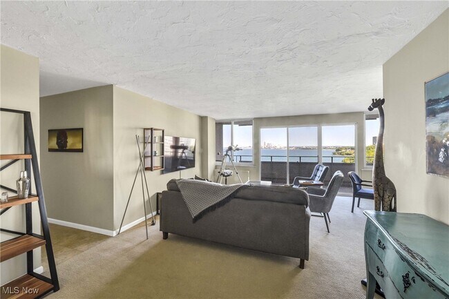 Foto del edificio - 12900 Lake Ave