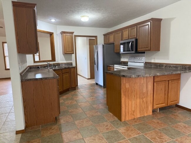 Building Photo - PRE-LEASING! 3 Bedroom in Battlefield
