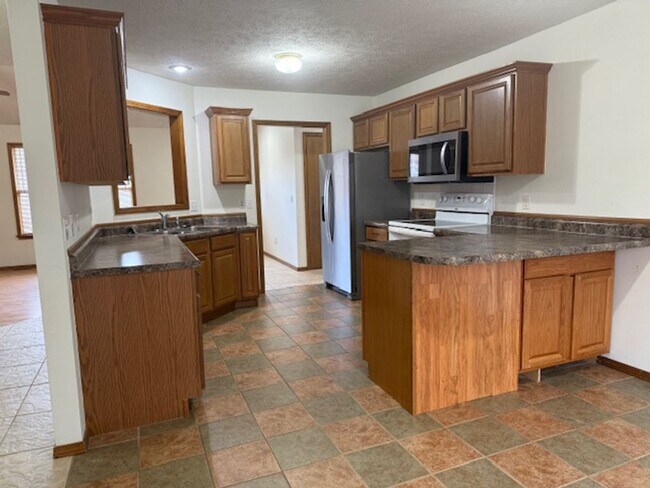 Foto del edificio - PRE-LEASING! 3 Bedroom in Battlefield
