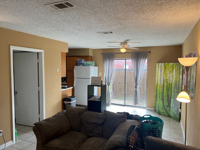Building Photo - 2 Bedroom 1.5 Bath CLOSE TO UNT