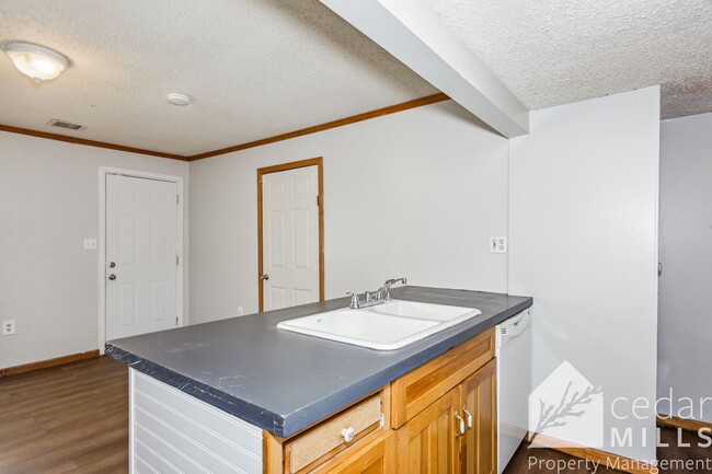 Building Photo - Centrally located 2 bedroom home with larg...