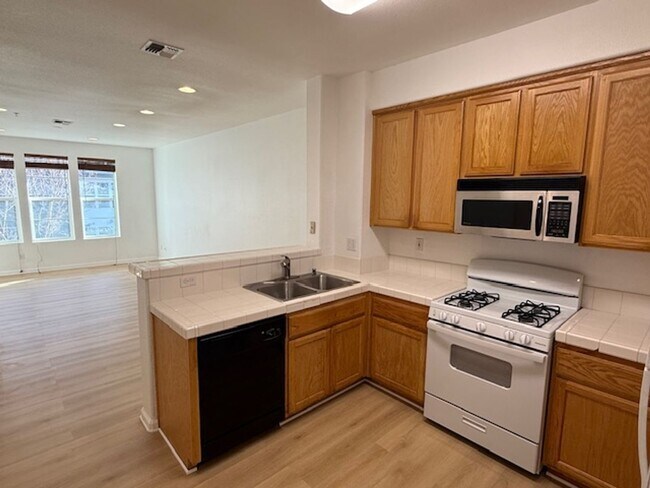 Foto del edificio - 3-Bedroom Townhome in Central Richmond Near Richmond BART Station