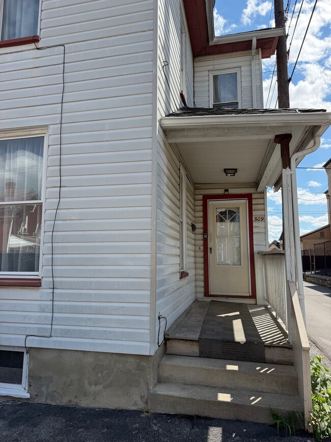 Building Photo - 507 24th St