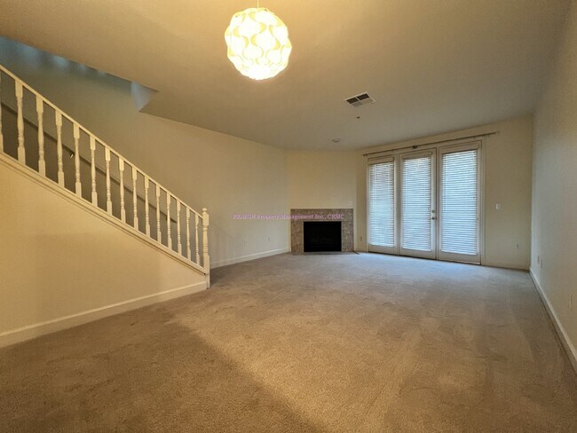 Building Photo - Centrally Located Townhouse In Quaint Buil...